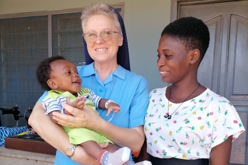St. Joseph Clinic and Maternity Home jest położone w Kwahu Tafo, we wschodnim regionie Ghany. Placówka została założona już w 1947 roku przez siostry z Służebnice Ducha Świętego (SSpS). Naszym głównym celem jest zapewnienie wysokiej jakości opieki dla naszych pacjentów, zwłaszcza tych najbardziej potrzebujących – kobiet w ciąży, dzieci, osób starszych i ubogich, pacjentów cierpiących na choroby psychiczne.