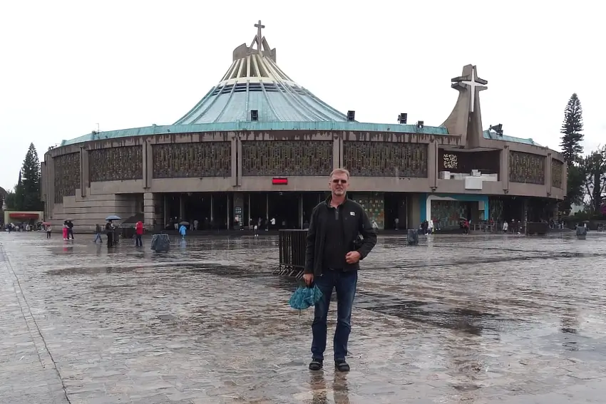 Matka Boża z Guadalupe to jeden z najważniejszych obiektów kultu religijnego w Meksyku i na całym świecie. Według wierzeń, objawiła się w 1531 roku prostemu Indianinowi, Juanowi Diego. Kazała mu nazbierać w okolicy naręcze róż. Tak zrobił, schował je do poncza i udał się do biskupa. W jego obecności rozwinął ponczo, na podłogę wysypały się róże, a na rozwiniętym materiale została jakby odbita postać Matki Bożej. To zdarzenie uznano za cud i zbudowano na tym miejscu świątynię, a tkanina bardzo szybko stała się obiektem wielkiego kultu.