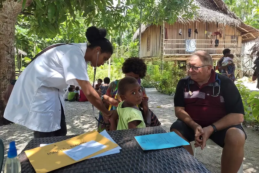 Prowadzona przeze mnie Szkoła Medyczna rozwija się od 9 lat. Moja nowa funkcja wymagała ograniczenia czasu spędzanego na bezpośrednim leczeniu chorych. W zamian jednak, zamiast moich 2 rąk obecnie już około 220 lekarzy i 440 rąk służy chorym w PNG i kilku mniejszych krajach w regionie Pacyfiku.