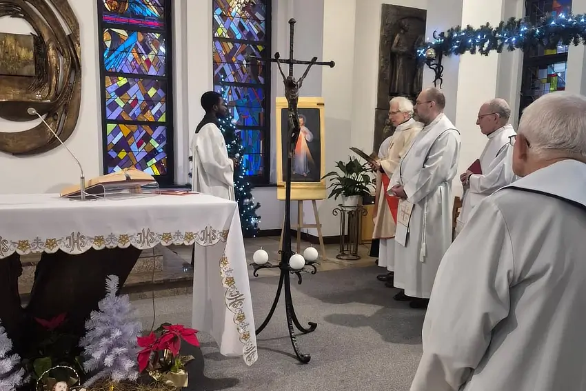 15 stycznia 2026 r., w uroczystość św. Arnolda Janssena SVD, założyciela trzech zgromadzeń misyjnych (werbistów, sióstr Służebnic Ducha Świętego i sióstr Służebnic Ducha Świętego od Wieczystej Adoracji) został poświęcony obraz Jezusa Miłosiernego, który niedługo trafi do Bangladeszu. Aktu poświęcenia na zakończenie Mszy św. ku czci św. o. Arnolda dokonał o. Adam Michałek SVD, rektor Misyjnego Seminarium Duchownego Księży Werbistów w Pieniężnie.