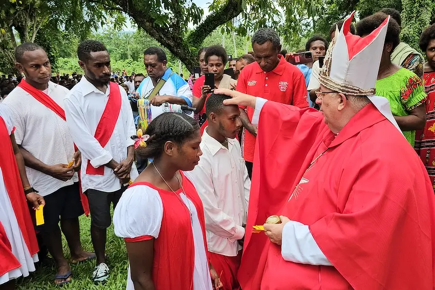 W Diecezji Wewak życie płynie bardzo szybko i intensywnie. Mając największą diecezję, z największą liczbą parafii i katolików, jest co robić. Obecnie mam dużo wyjazdów do buszu, niemal co tydzień  bierzmowania w buszu. U nas są to bardzo liczne grupy. Ostatniej niedzieli wybierzmowałem w parafii Mui 431 osób podczas jednej Mszy św.