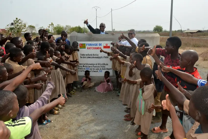 W grudniu 2025 roku w Beninie i Togo oddano do użytku 9 nowych studni głębinowych sfinansowanych dzięki wsparciu polskich dobrodziejów. Powstały one przy szkole podstawowej w Katchamba (Togo) oraz w wioskach Deman, Gbangbale, Kpamboule, Kpangamdé, Tcherkpeni (Togo) i 
Akpadé, Gnagbakabiye oraz Sabi (Benin).
