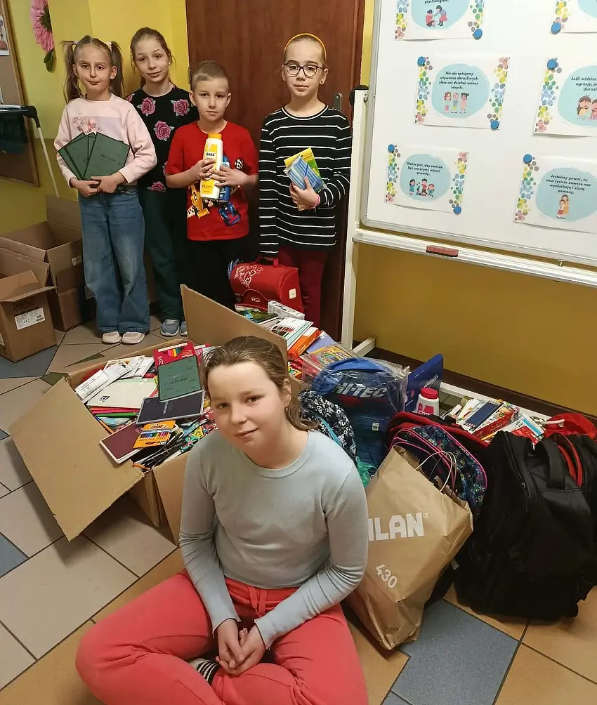 Uczniowie-uczniom 2025 - dzieci z zebranymi przyborami szkolnymi