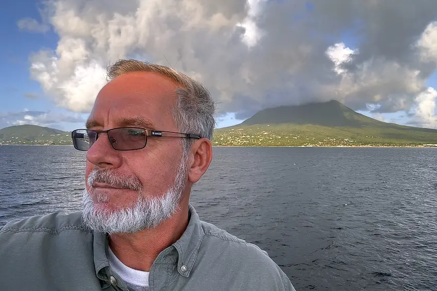 Jestem jedynym księdzem katolickim na całej wyspie. Najbliżsi kapłani mieszkają na St. Kitts (40 minut drogi łodzią), a do najbliższego współbrata werbisty trzeba potem dojechać jeszcze ok. 40 minut samochodem. Moja parafia obejmuje dwa kościoły: św. Teresy od Dzieciątka Jezus w Charlestown oraz św. Jana de La Salle w Gingerland.