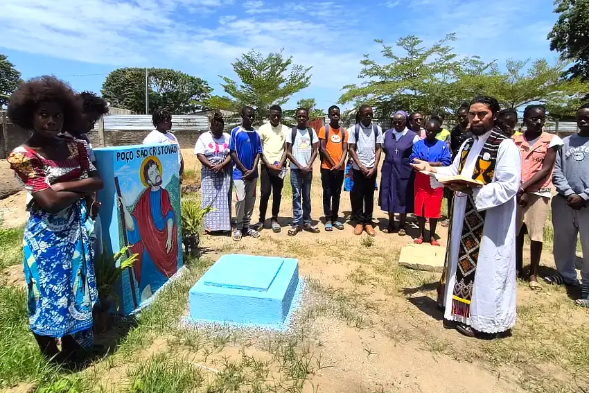 28 lutego 2026 roku w Nzeto w Angoli poświęcono Studnię św. Krzysztofa, ufundowaną przed polskich dobrodziejów misji. To już 68. studnia wybudowana w ramach akcji „Woda dla Afryki” prowadzonej przez Referat Misyjny Księży Werbistów w Pieniężnie. Nowa studnia studnia zaopatrzy w wodę szkołę na 1000 uczniów, siostry misyjne, kandydatki do Zgromadzenia oraz mieszkających w pobliżu werbistów i sąsiadów.